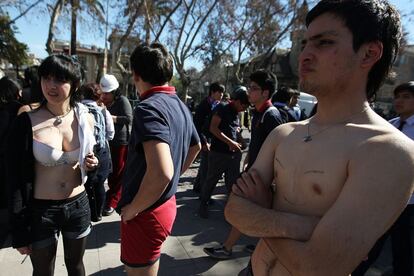 Estudiantes de secundaria se manifiestan en ropa interior este 20 de agosto en Santiago de Chile.