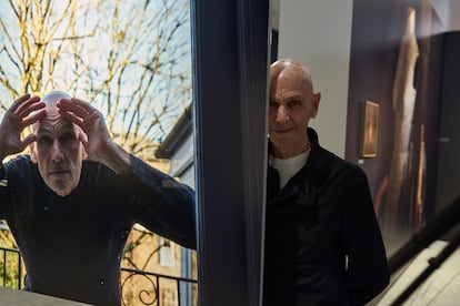 El fotógrafo estadounidense Joel Meyerowitz junto a una fotografía suya en su exposición en el Leitz Park, en Wetzlar, en una imagen cedida por la organización.