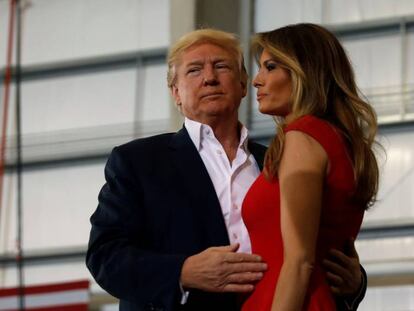 Donald e Melania Trump, neste s&aacute;bado, na Florida. 