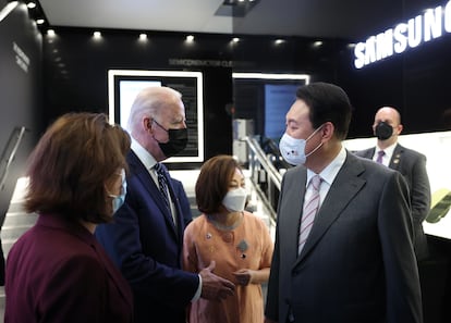 El presidente de EE UU, Joe Biden, saluda al presidente surcoreano Yoon Suk-yeol durante una visita a la planta de Samsung en Pyeongtaek.