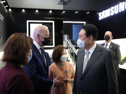 El presidente de EE UU, Joe Biden, saluda al presidente surcoreano Yoon Suk-yeol durante una visita a la planta de Samsung en Pyeongtaek.