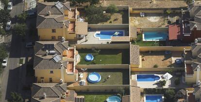 Vista aérea de viviendas y piscinas del Aljarafe en Sevilla
 