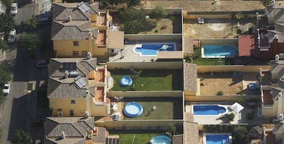 Vista aérea de viviendas y piscinas del Aljarafe en Sevilla