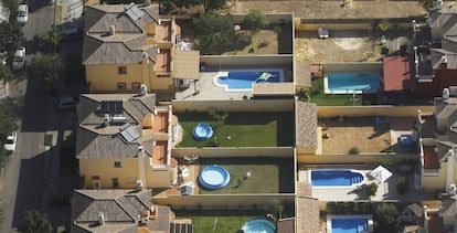 Vista aérea de viviendas y piscinas del Aljarafe en Sevilla
 