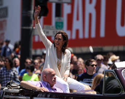 Kamala Harris participa en el Desfile del Orgullo Gay, el 30 de junio de 2013, en San Francisco, California. 