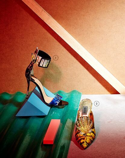 1. Sandalia con pulsera de Christian Louboutin. 2. Mule con adorno de concha de Versace.