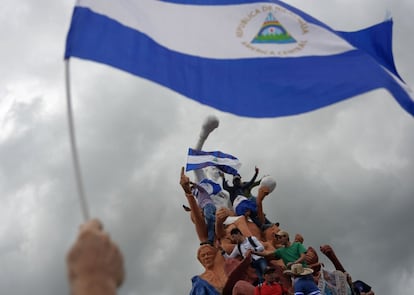 Manifestantes da oposição participam na marcha nacional "Unidos somos um vulcão", em Manágua (Nicarágua), no dia 12 de julho de 2018.