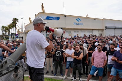 Los trabajadores se reúnen a las puertas de la factoría de Navantia en Cádiz este martes.