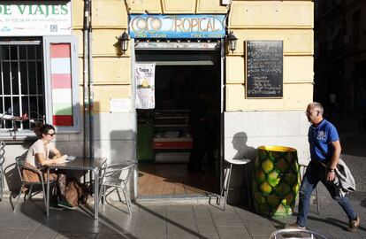 El restaurante Coco Tropical está ubicado en la calle de la Fe, 1, en la plaza de Lavapies, Madrid. Las cocineras son cuatro mujeres, más dos hombres que ayudan para servir las mesas. Abren todos los días desde el mediodía a la una de la madrugada.