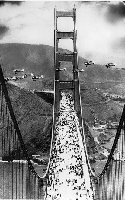 Primeros paseos por el Golden Gate, el 27 de Mayo de 1937, día de su inauguración.