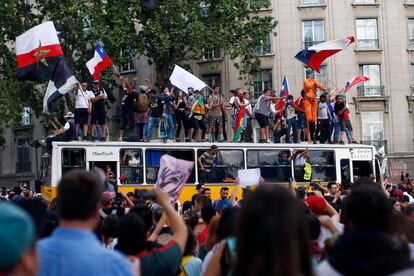 En la concentración de este viernes en Santiago de Chile, que se replicó en las principales ciudades del país, llegaron incluso los adultos más mayores, que eran resguardados por el resto de los manifestantes. En la imagen, ambiente durante la marcha.