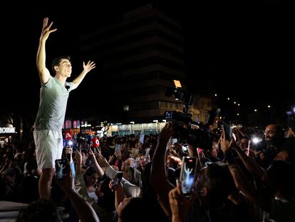 El 'influencer' chipriota Fidias Panayiotou celebra su resultado en las elecciones europeas, el 9 de junio en Nicosia.