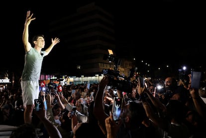 El 'influencer' chipriota Fidias Panayiotou celebra su resultado en las europeas, en Nicosia.