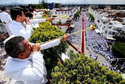 Unos 3.500 ministros elegidos por sus "buenas obras" repartieron el pan entre los asistentes. La entrega llegó también a las casas situadas alrededor del templo principal.