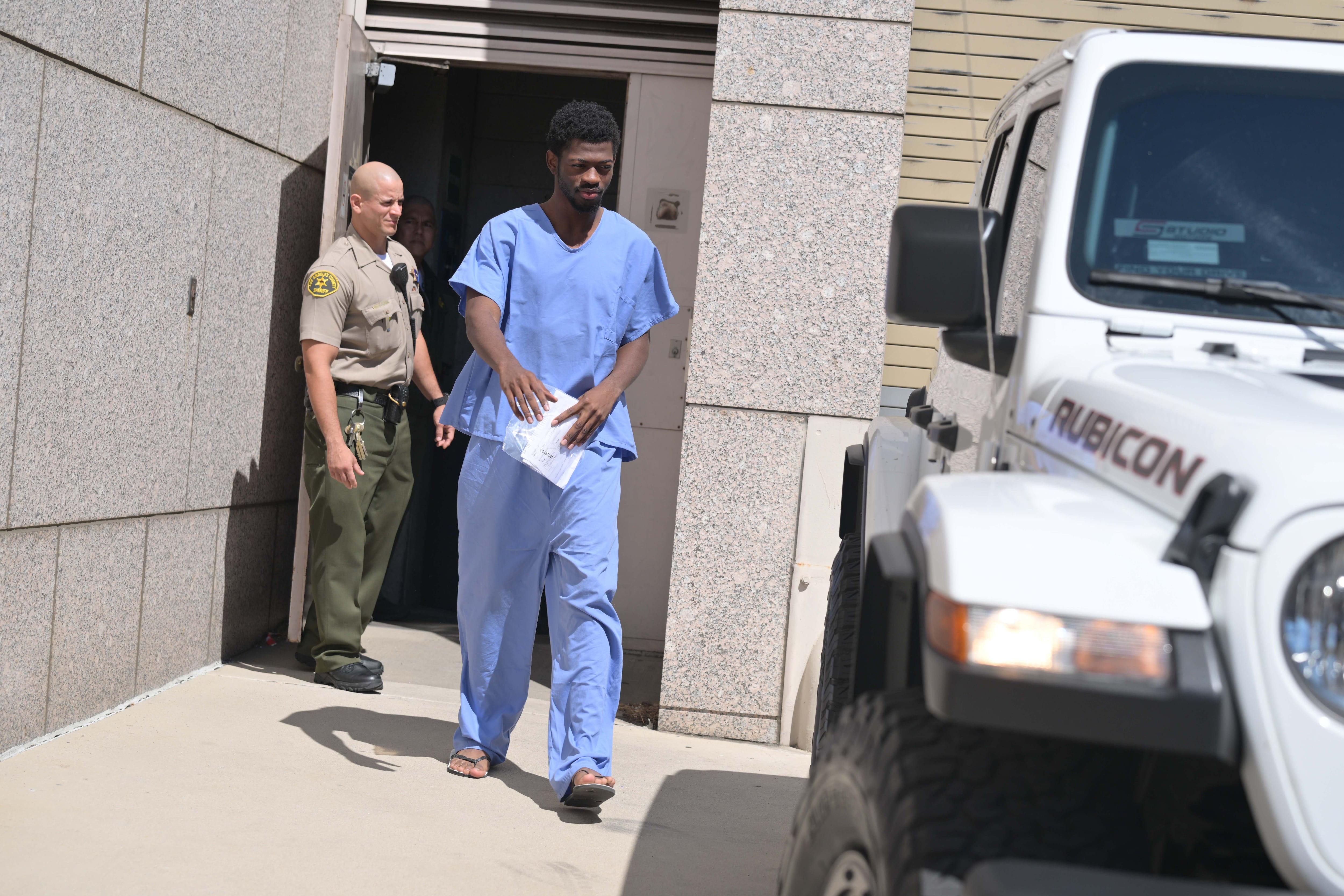 Lil Nas X, acusado de cuatro delitos graves tras enfrentarse a la Policía en Los Ángeles 1 Lil Nas X saliendo de prisión el 25 de agosto de 2025 en Los Ángeles.