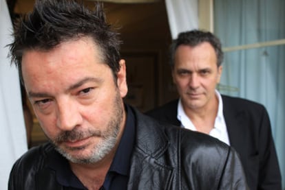 El director Enrique Urbizu (a la izquierda), junto a José Coronado, protagonista de su película <i>No habrá paz para los malvados.</i>