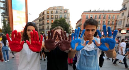 Varios jóvenes festejan el Día Internacional de la Visibilidad Bisexual, en la plaza de Callao de Madrid.