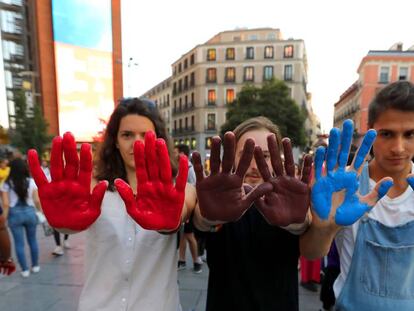 Varios jóvenes festejan el Día Internacional de la Visibilidad Bisexual, en la plaza de Callao de Madrid.