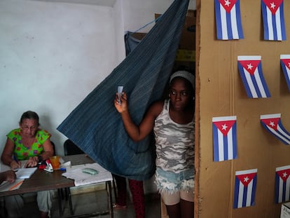 Una mujer sale de una cabina, tras votar en un colegio electoral durante el referéndum del nuevo Código de Familia, este domingo en La Habana.