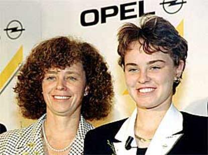 Martina Hingis, junto a su madre.