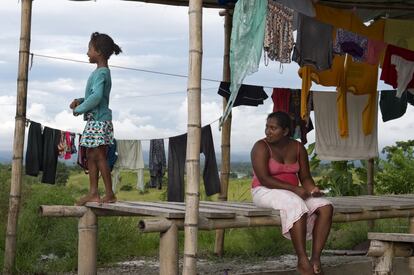 Chamanga, Ecuador. En 2017, un año después del último gran terremoto que afectó a Ecuador, la asistencia humanitaria seguía siendo necesaria para miles de personas, todavía alojadas en campos de acogida. La sociedad española volcó entonces su solidaridad con la población ecuatoriana. También lo hizo la cooperación española, que trabaja con el país para su desarrollo desde hace más de 30 años y que aportó ayuda humanitaria en 2016 y sigue trabajando con las poblaciones afectadas para mejorar sus condiciones de vida.<p> La Oficina de Acción Humanitaria de la Aecid asume la coordinación y el liderazgo de la acción humanitaria española, que ha venido participando en la respuesta de emergencia ante catástrofes naturales durante los últimos 30 años. También ha respondido a las necesidades humanitarias surgidas de conflictos bélicos –en especial en Oriente Medio y en África Subsahariana-, por los efectos del cambio climático y de las denominadas crisis crónicas y olvidadas.</p>