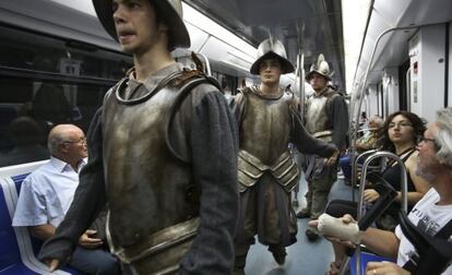 Soldados de época en el metro promocionando 'Mar i cel'.