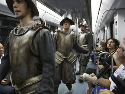 Soldados de época en el metro promocionando 'Mar i cel'.