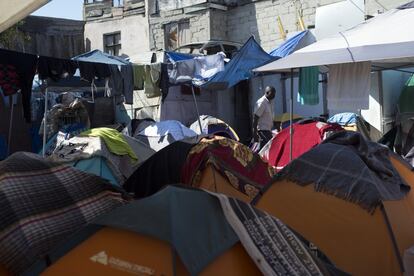 El albergue Juventud 2000 frente a la frontera de Tijuana y EEUU consiguió casas de campaña para paliar la crisis humanitaria que estaba viviendo la ciudad tras la llegada de los más de 5000 migrantes haitianos y Transcontinentales en desde el mes de mayo.  