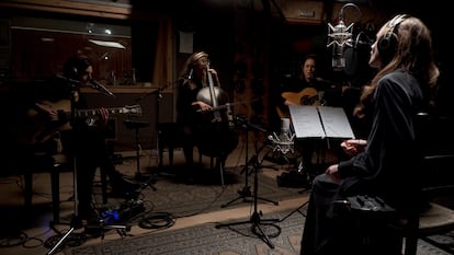 De izquierda a derecha, Marina Tomás, Marta Roma, Isabelle Laudenbach y Maria Rodés en los estudios Sol de Sants (Barcelona).