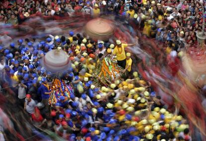 Una multitud celebra la fiesta del carro 'Panch Areh', en Nepal (Katmandú).