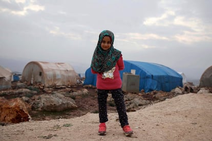 La niña siria Maya Merhi posa para una foto en el campamento de desplazados internos de Serjilla, en el noroeste de Siria, junto al cruce fronterizo de Bab al-Hawa con Turquía, el 9 de diciembre de 2018. A primera vista su aspecto es del todo normal, pero es gracias a las prótesis de piernas que adquirió recientemente.