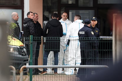 Agentes de policía investigan tras un ataque con cuchillo en una escuela primaria de Zagreb (Croacia), este viernes.