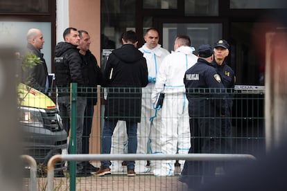 Agentes de polica investigan tras un ataque con cuchillo en una escuela primaria de Zagreb (Croacia), este viernes. 