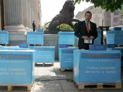 Mariano Rajoy entrega en el Congreso las cajas que contienen las firmas para pedir un referéndum nacional sobre el Estatuto catalán.