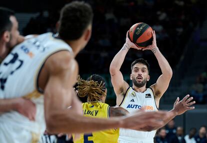 Campazzo busca un pase a Tavares ante Albicy.