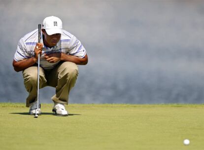 Woods examina el green del hoyo 8, el viernes pasado.