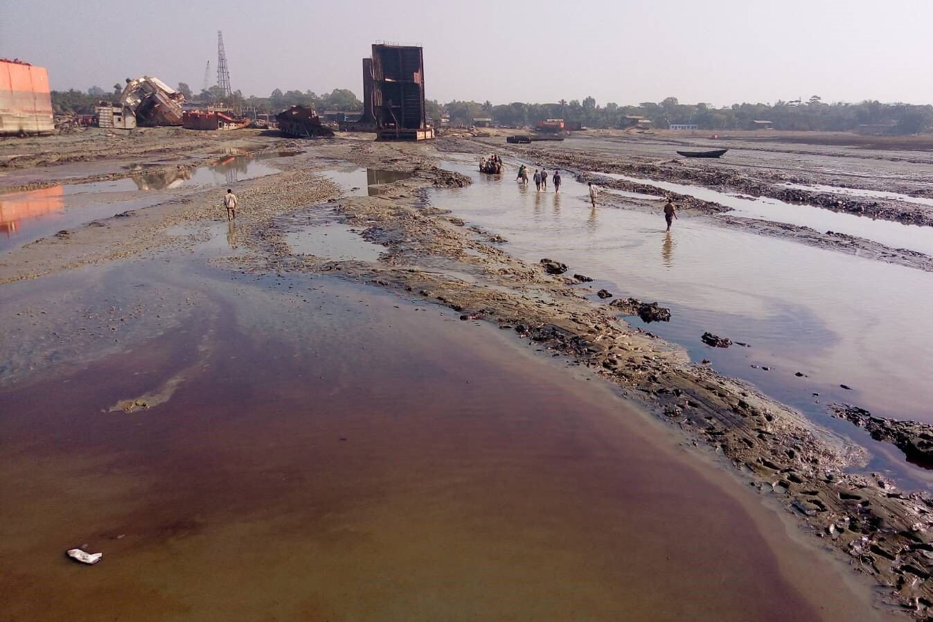 Un barco, en proceso de desmantelamiento, este año en una playa de Bangladés.