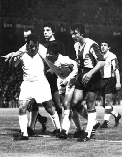 Santillana es ayudado por Amancio y De Felipe en el Espanyol-Madrid de 1973.