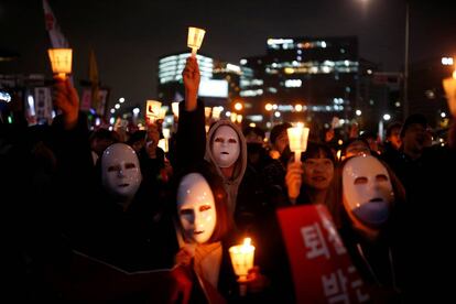 Tras corear sus consignas a lo largo de la arteria principal de Seúl, al ponerse el sol los manifestantes acompañaron su protesta con velas encendidas e iniciaron una marcha pacífica hacia la Casa Azul, residencia oficial de la presidenta.