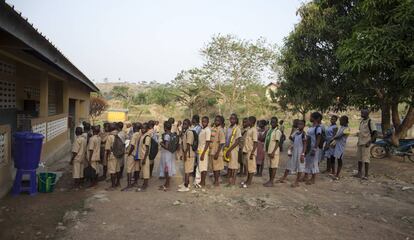 Un grupo de estudiantes hace cola para lavarse las manos antes de entrar en clase en la escuela Mangalia de Guéckédou, en Guinea Conakry, en marzo de 2015. La higiene es una de las principales medidas de prevención que siguen potenciandose después de la epidemia de ébola que azotó a este país entre 2014 y 2016.