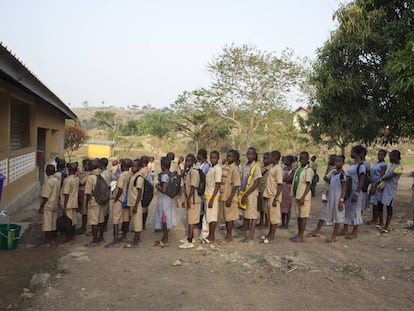 Un grupo de estudiantes hace cola para lavarse las manos antes de entrar en clase en la escuela Mangalia de Guéckédou, en Guinea Conakry, en marzo de 2015. La higiene es una de las principales medidas de prevención que siguen potenciandose después de la epidemia de ébola que azotó a este país entre 2014 y 2016.