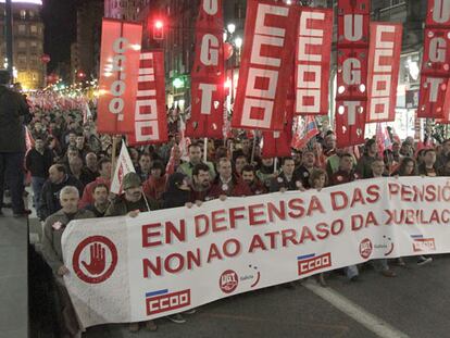 Varios miles de personas se manifiestan contra el pensionazo por las calles de Vigo