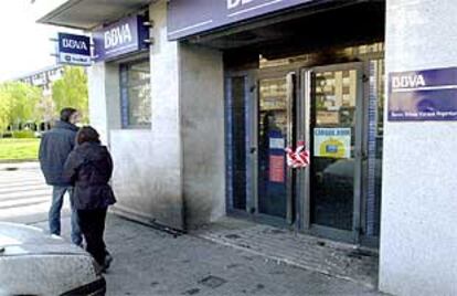 Estado en el que ha quedado la sucursal bancaria del BBVA de la calle José María Barandiarán de Vitoria.
