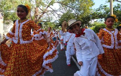 Un grupo de niños vestidos con trajes tradicionales en el Festival de la Leyenda Vallenata, en Valledupar (Colombia).