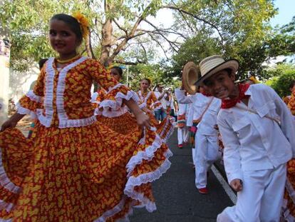 Un grupo de ni&ntilde;os vestidos con trajes tradicionales en el Festival de la Leyenda Vallenata, en Valledupar (Colombia).