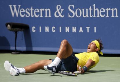 Rafa Nadal se tira al suelo tras vencer a John Isner en la final de Cincinnati. No había tenido ni una bola de break.