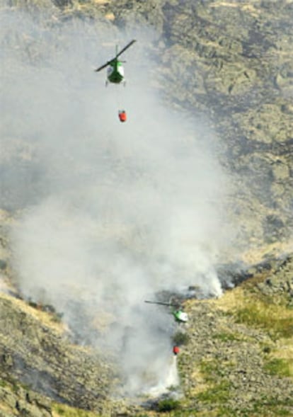 Dos helicpteros operan en las labores de extincin del incendio en Bustarviejo.