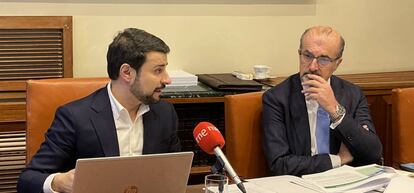 José Manuel Cascajero, presidente de Oficemen, y Aniceto Zaragoza, director general de la patronal de cementeras, esta mañana en Madrid.