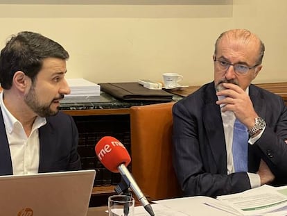 José Manuel Cascajero, presidente de Oficemen, y Aniceto Zaragoza, director general de la patronal de cementeras, esta mañana en Madrid.