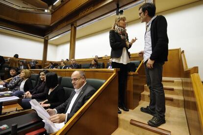 Joseba Egibar, sentado en su escaño, portavoz del PNV en el Parlamento.